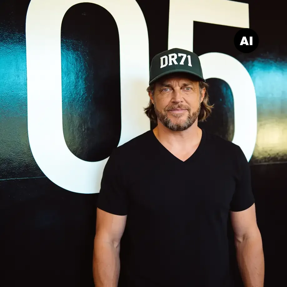 Porträt mit grüner DR71-Cap und schwarzem T-Shirt vor einer schwarzen Wand mit der Ziffer 05