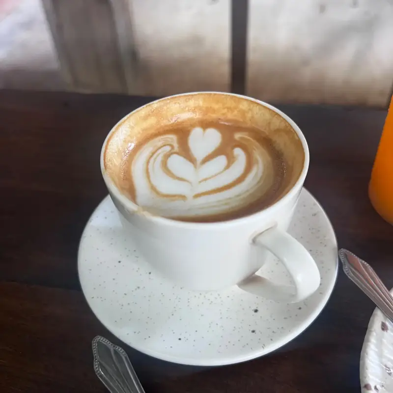 Kaffee mit herzförmiger Latte Art in einer weißen Tasse