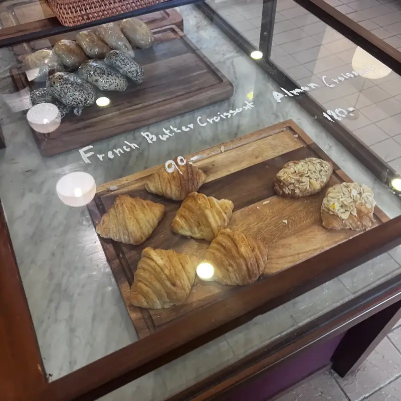 Croissants und weiteres Gebäck hinter der Glasabdeckung