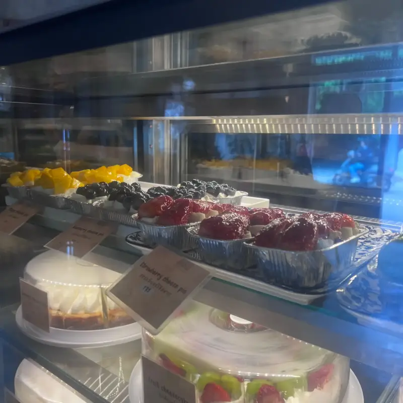 ขนมหวานหน้าเบอร์รี่ในถาดฟอยล์ชิ้นเล็กเรียงเป็นแถว
