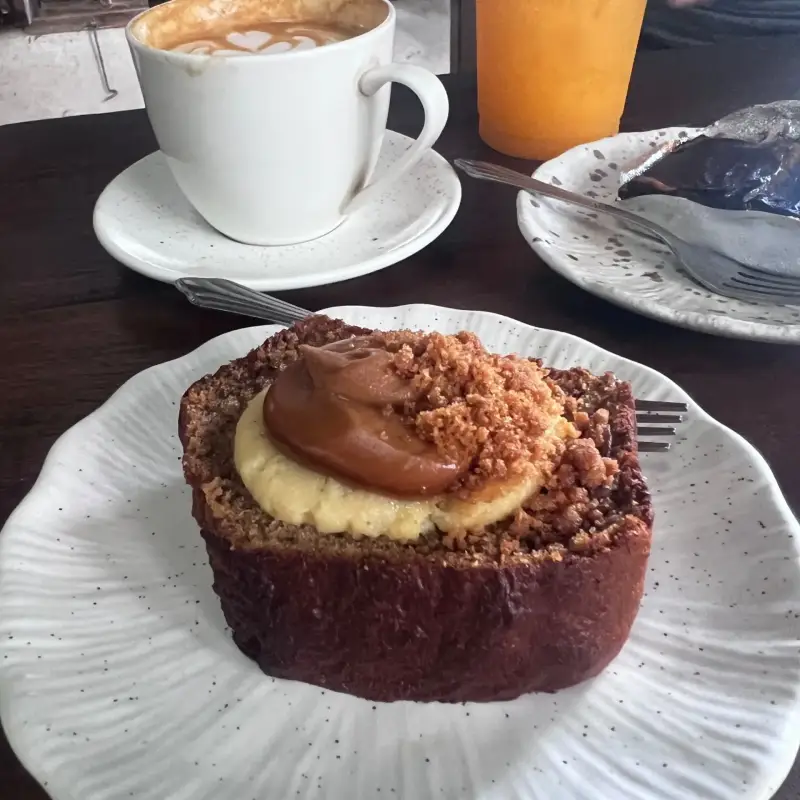 Gebäck mit Creme und Streuseln, dazu eine Tasse Kaffee